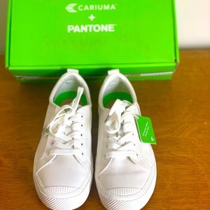 Cariuma OCA Low Pantone Snow White women’s Canvas Sneaker - Size 9